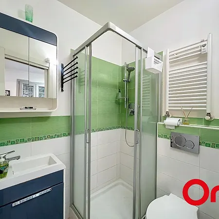 Appartement Proche Avec Terrasse - Fr-1-647-33 *